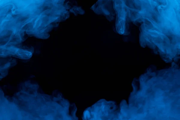 黑暗背景下的蓝色神秘香烟蒸气神秘抽象吸烟的概念 — 图库照片