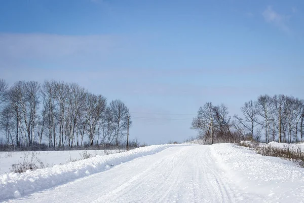 Beyaz Kar Parlaklığı Şehrin Dışındaki Yolu Kapladı Mavi Gökyüzünün Altında — Stok fotoğraf