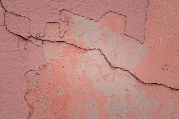 Kırık dalgalı pembe bir binanın duvarının dokusu tasarım için pürüzsüz yakın plan arkaplanı değil