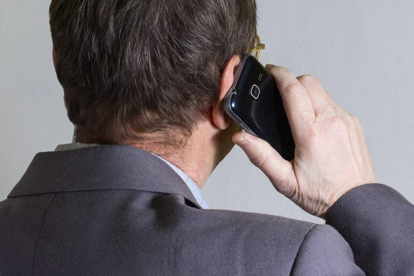 Engineer Talking Mobile Phone Back View Close Concept Business Communications — Stock Photo, Image