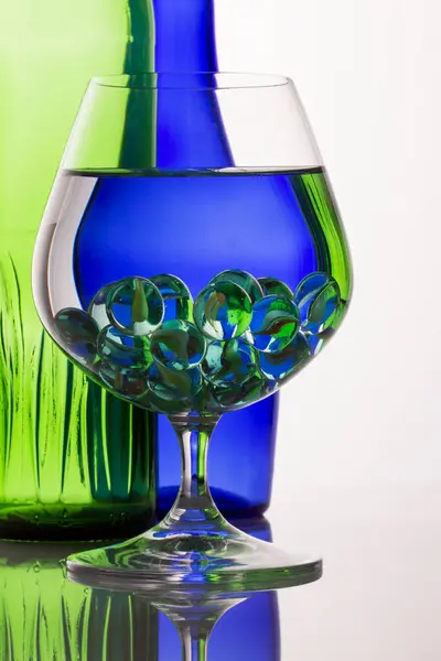 Helle Reflexion Farbiger Flaschen Einem Glas Mit Flüssigen Und Dekorativen — Stockfoto