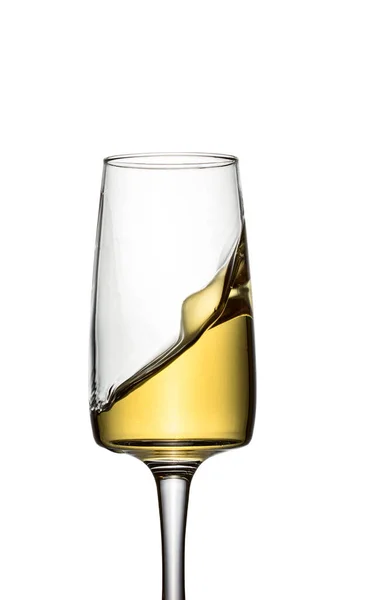 酒杯中诱人的葡萄酒飞溅美丽的酒精饮料近身隔离物 用于广告 — 图库照片