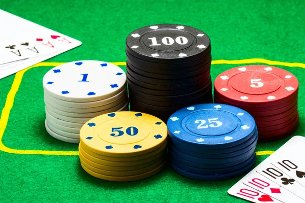 Poker Chips Combinaties Van Speelkaarten Een Fel Groen Doek Het — Stockfoto