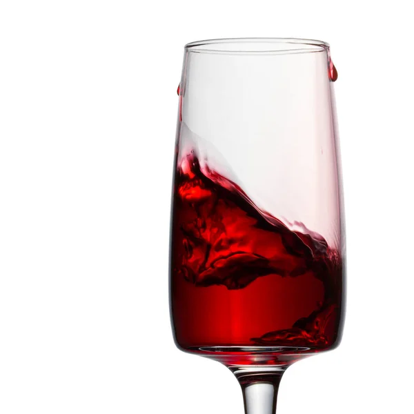 白を基調とした上品な高いガラスの赤ワインの見事なスプラッシュブドウから作られたアルコール飲料を食欲をそそる — ストック写真