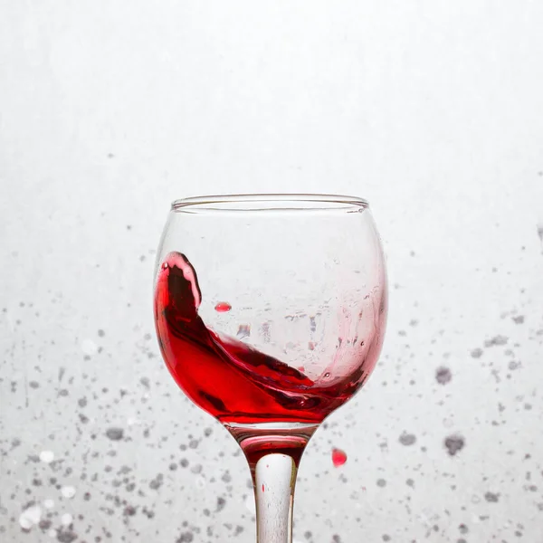 Romantikus Alkoholos Ital Vörösbor Fröccsenő Egy Pohár Szürke Elvont Háttér — Stock Fotó