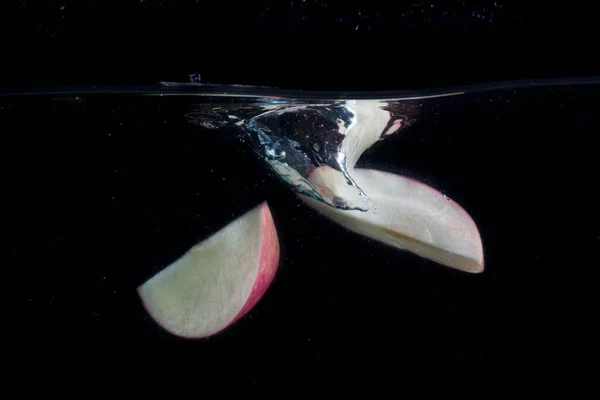 Piękny Plusk Pod Wodą Upadłych Kawałków Świeżego Jabłka Koncepcji Żywności — Zdjęcie stockowe