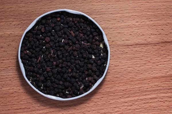 Ronde Zwarte Peper Ligt Een Metalen Deksel Een Houten Achtergrond — Stockfoto