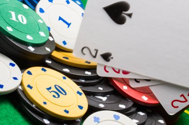 Kumarhane ve kumarhane gibi çok renkli poker çiplerinin yakın plan çekimleri.