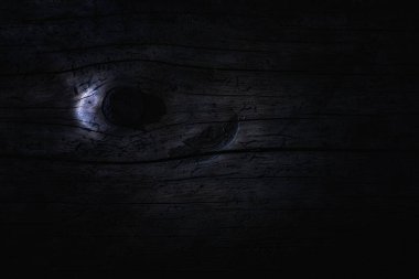 Gece kabuksuz koyu ahşap doku ve ince çatlaklar tasarlamak için gizemli orman arka planı.