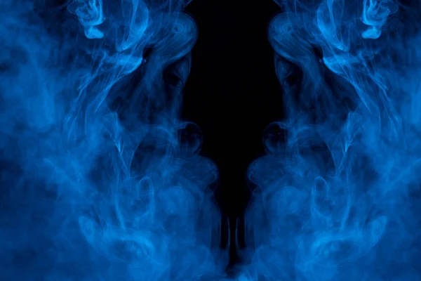 在黑暗的背景上 两团蓝色香烟蒸气形成了令人叹为观止的图案 吸烟的设计概念摘要 — 图库照片