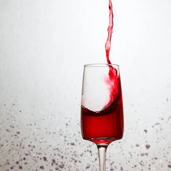 Thin Stream Red Wine Flew Thin Transparent Glass Gray Background — Stock Photo, Image
