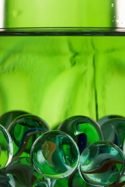 Φωτεινά Γυάλινες Μπάλες Ένα Πράσινο Φόντο Όμορφη Και Συναρπαστική — Φωτογραφία Αρχείου
