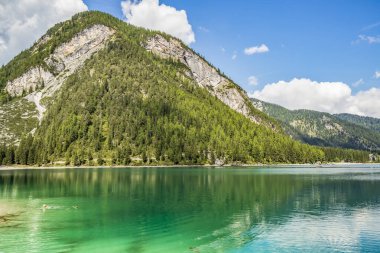 Dağlardaki güzel göl manzarası.