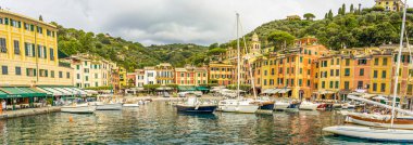 Portofino 'nun deniz köyü manzarası. Ağustos 2019 Portofino, Liguria - İtalya