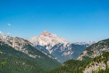 Misurina Gölü yakınlarındaki dağların manzarası, Belluno - İtalya