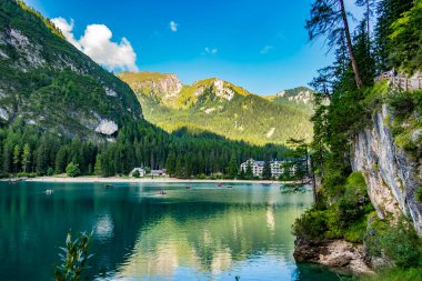 Dağlardaki güzel göl manzarası