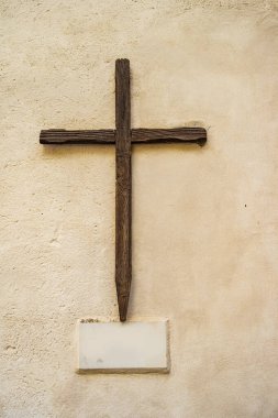 Duvarında basit bir tahta haç asılı arka plan.