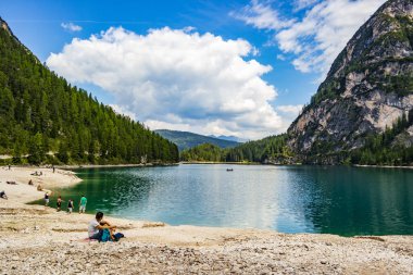 Gölde güzel bir kadın