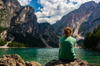 Gölde sırt çantalı güzel bir kadın.