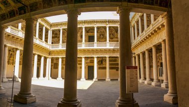 Padua 'daki Universitario del Bo binasının avlusu. 14 Temmuz 2019 Padua - İtalya