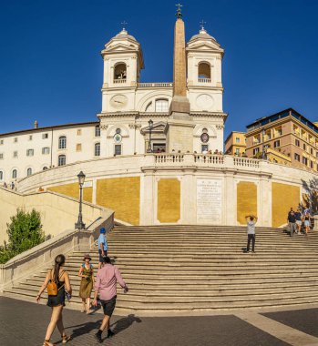 Roma 'daki Trinit dei Monti Kilisesi manzarası. 20 Ağustos 2019 Roma, Lazio - İtalya