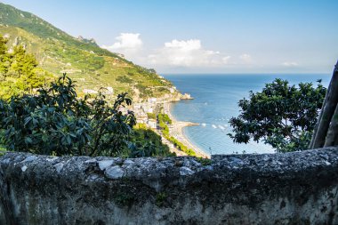 Tepenin tepesinde yeşil ve küçük bir ada güzel bir tropikal plajda