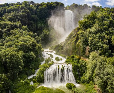 Dağlarda güzel bir şelale