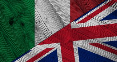 İtalya ve İngiltere 'nin dekoratif renkli bayraklarının ahşap arka planı