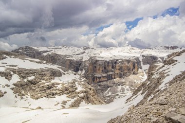 İtalya, Trentino alto Adige, Pordoi Geçidi 'ndeki Maria Sığınağı' ndan dağ manzarası