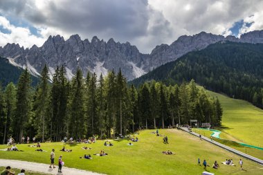 Dağlarla dolu güzel bir manzara..