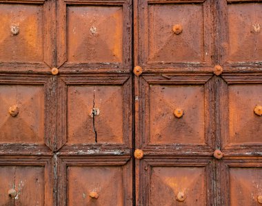 Eski ahşap kapı, paslı demir, metal, yakın çekim.