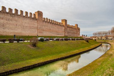 Veneto, Padua ilindeki Cittadella kasabasının ortaçağ duvarlarına bakın.