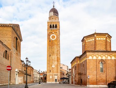 Santa Maria Katedrali 'nin çan kulesinin manzarası bir Chioggia. 15 Ağustos 2018 Chioggia, Veneto - İtalya