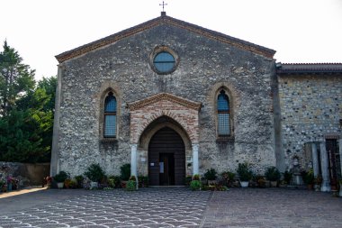 Lombardiya, Garda Gölü yakınlarındaki San Felice del Benaco 'da bulunan Madonna del Carmine Mabedi' nin ön cephesine bakın.