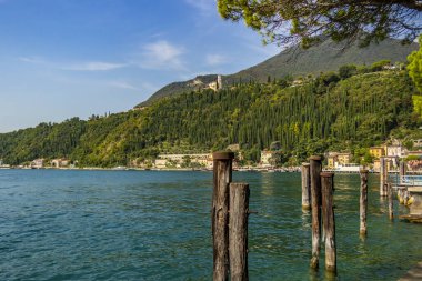 Lombardy, İtalya 'daki Garda Gölü üzerindeki Brescia eyaletindeki Maderno' dan görüntü