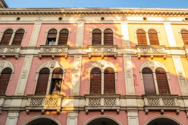 Veneto, Padua ilindeki Este kasabasının antik binasına bakın.