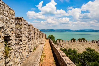 Castiglione del Lago kalesinden Trasimeno Gölü manzarası. 16 Haziran 2018 Castiglione del Lago, Umbria - İtalya