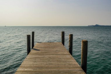 Sahilde ahşap iskele.