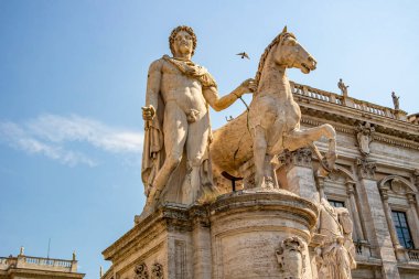 Roma, Lazio 'daki Campidoglio' da bulunan Dioscuri heykeli