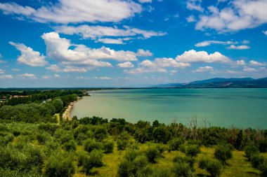 Castiglione del Lago kalesinden Trasimeno Gölü manzarası. 16 Haziran 2018 Castiglione del Lago, Umbria - İtalya