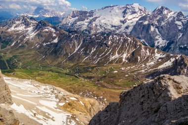 Pordoi Geçidi 'ndeki Maria Sığınağı' ndan dağların manzarası. 16 Haziran 2019 Canezei, Trentino Alto Adige - İtalya