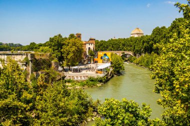 Roma 'daki Tiber Nehri' ndeki bir köprüden görüntü. Ağustos 2019 Roma, Lazio - İtalya