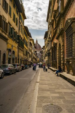 Florence Katedrali 'nin kubbesine sokaktan bak. 24 Nisan 2018 Floransa, Toskana - İtalya