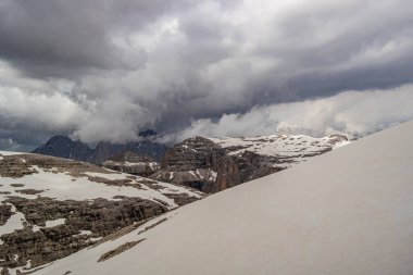 İtalya, Trentino alto Adige, Pordoi Geçidi 'ndeki Maria Sığınağı' ndan dağ manzarası