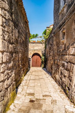Eski Caserta şehrinin dar sokağının manzarası. Haziran 2018 Caserta, Campania - İtalya