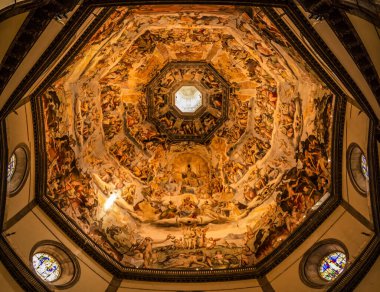 Floransa Katedrali 'nin büyük kubbesinin freskleri üzerine iç görüş. Mimar Filippo Brunnelleschi ve Giorgio Vasari 'nin eserleri. 23 Nisan 2018 Floransa, Toskana - İtalya