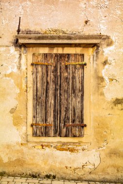 Pencereli eski ahşap kapı