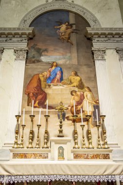 Castiglione del Lago 'da Santa Maria Maddalena kilisesinin freski ile sunak. 16 Haziran 2018 Castiglione del Lago, Umbria - İtalya