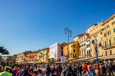 Roma, İtalya-Ağustos 27, 2017: İnsanlar Venedik, Toskana, İtalya 'da cadde boyunca yürüyorlar.