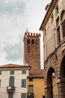 Bassano del Grappa 'daki binalar. 25 Nisan Bassano del Grappa, Veneto - İtalya